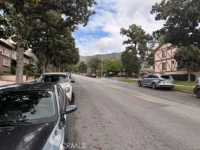 631 E Magnolia #103 — Photo 3