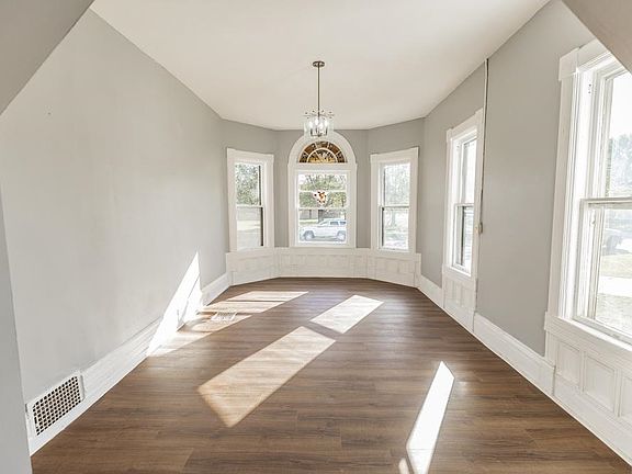 5th image of 702 Park St