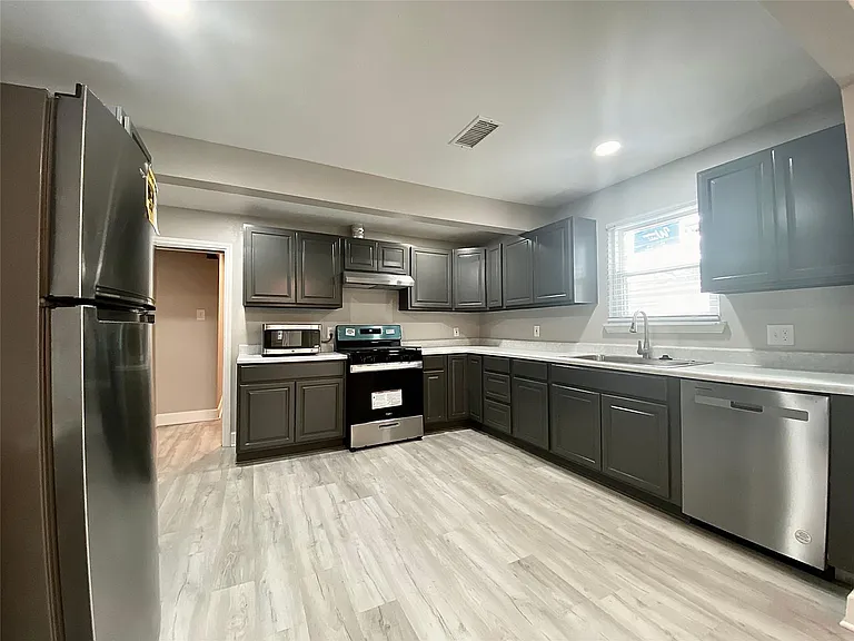 628 King St — Photo 9