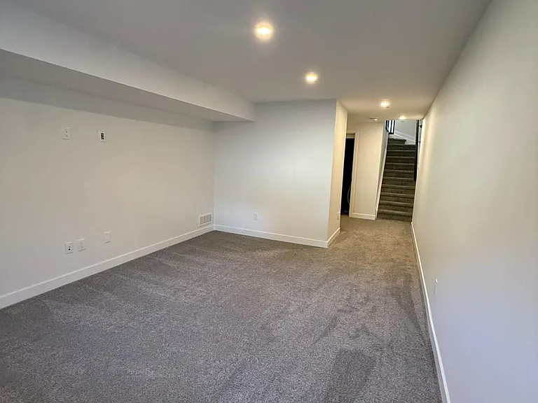 92 Longworth Ave — Photo 45