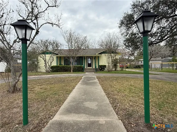 1019 E Gonzales St, Yoakum, TX 77995