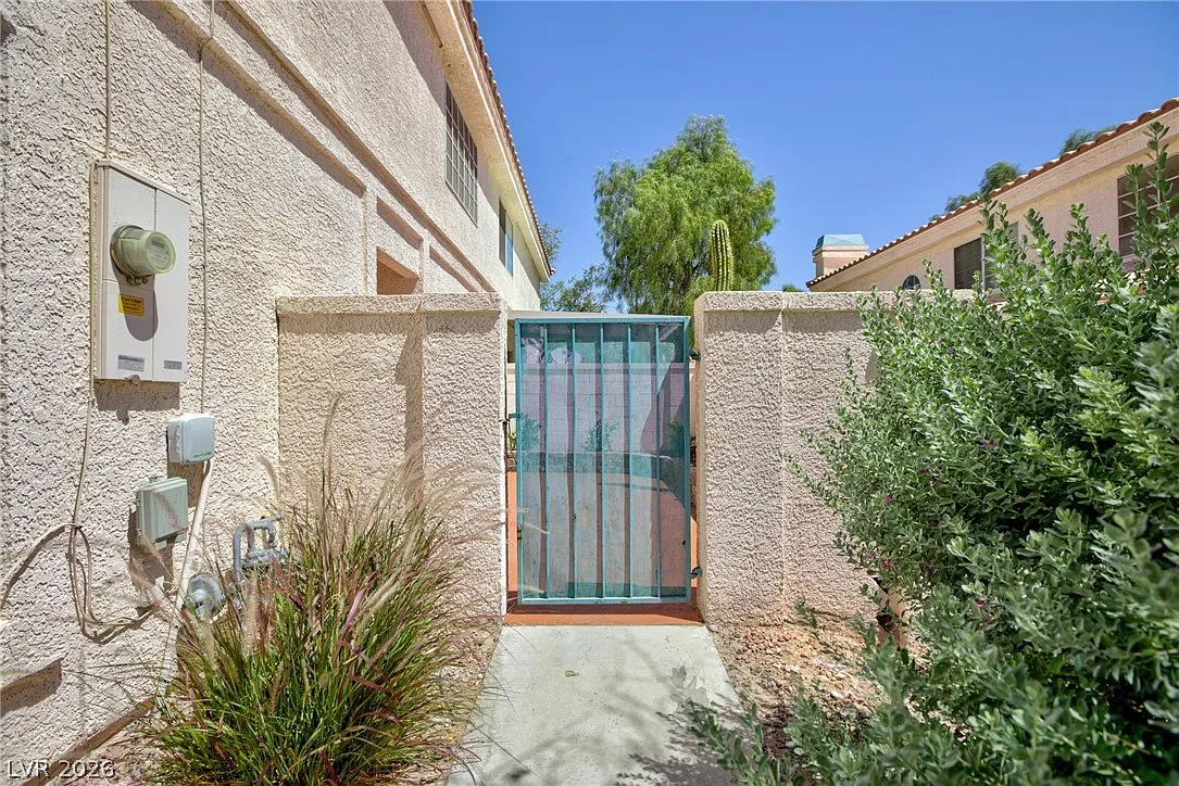 3 bed, 2.5 bath, 1523 sqft, $2,050 — Photo 3