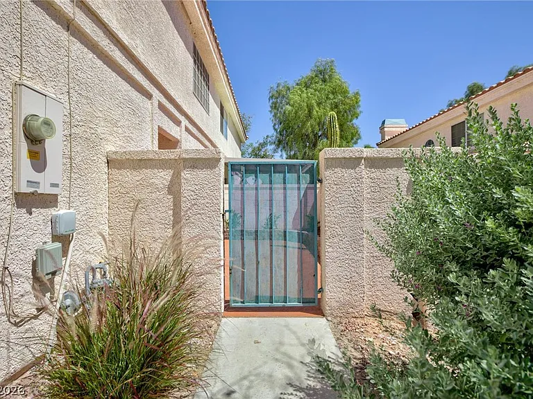 8048 W Rochelle Ave — Photo 3