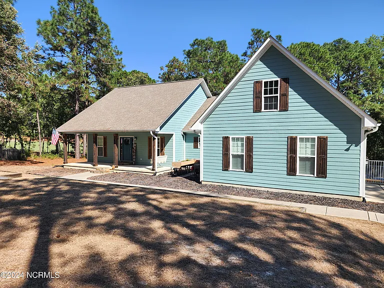 385 Central Dr — Photo 2