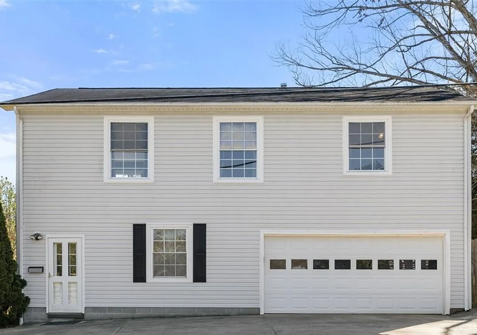 Beautiful Garage Apartment with tons of privacy! — Photo 1