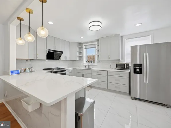 915 Brighton St, Philadelphia, PA 19111