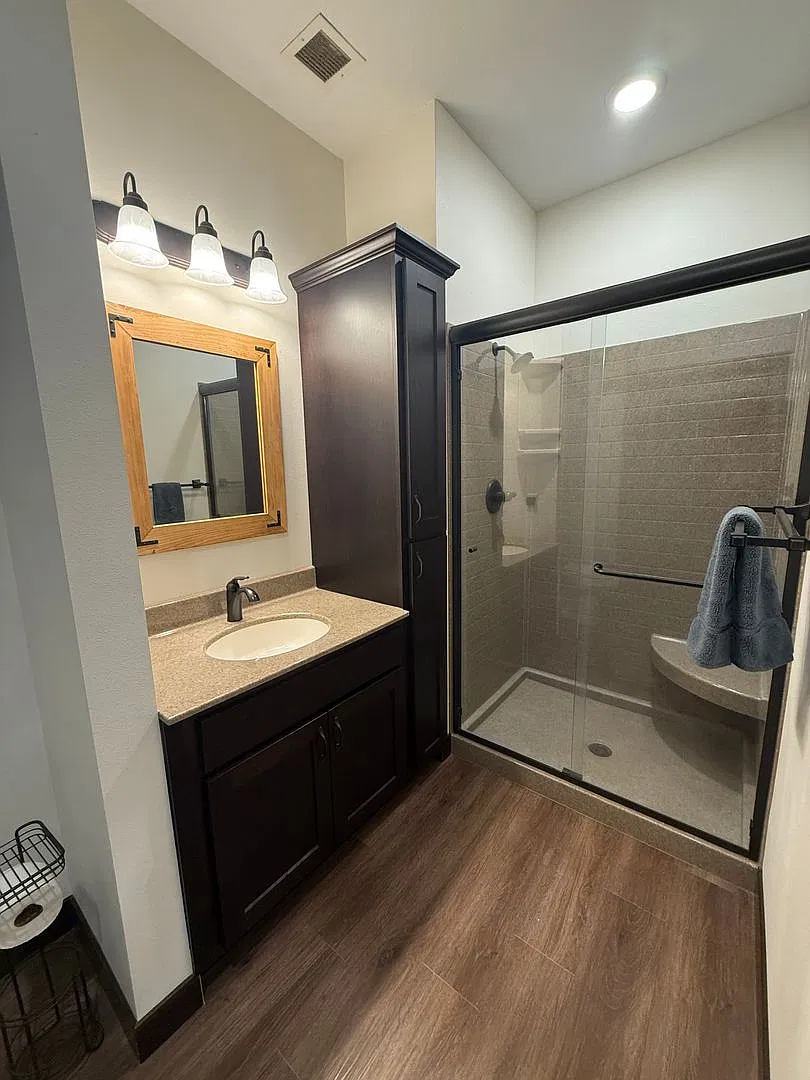 715 LakeShore Dr NE- Unit 200 — Photo 4