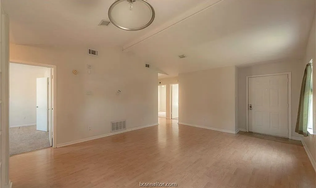3 bed, 1051 sqft, $1,375 — Photo 3