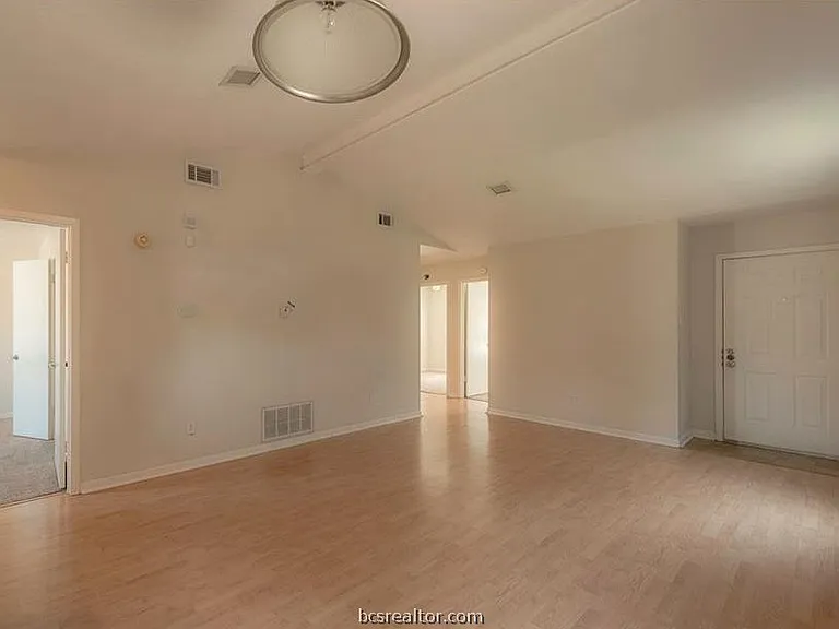 2515 Hickory Dr — Photo 3