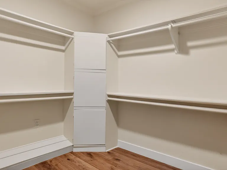 4711 Tyrone Ave — Photo 34