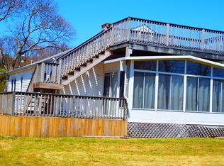 4 Pawnee St, Hampton Bays, NY 11946