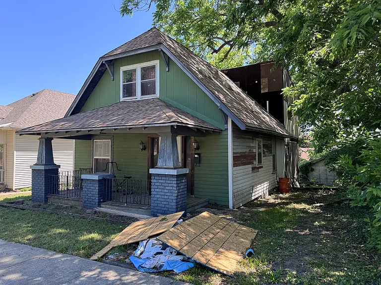 112 S B St — Photo 1