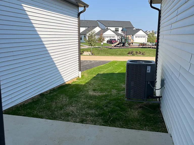 129 Madison Dr — Photo 8