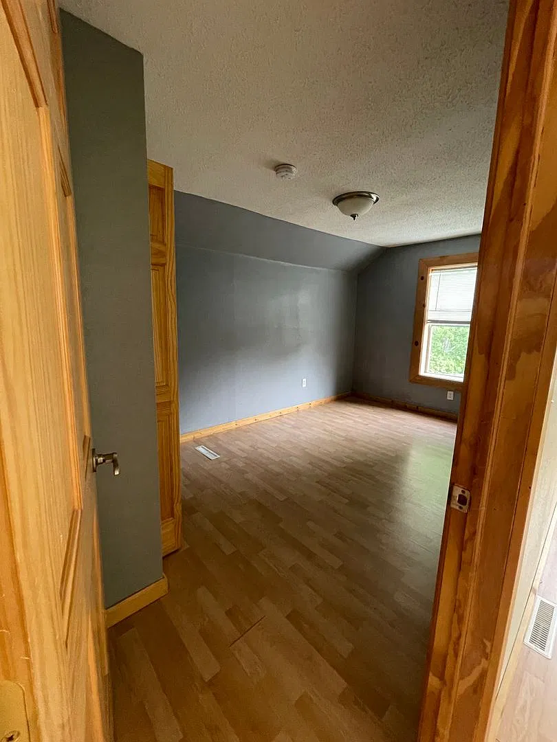 3 Bedroom, 1 Bathroom - Prime Water Street Location — Photo 4