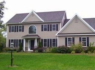 5 Marthas Vineyard Dr, Fredonia, NY 14063
