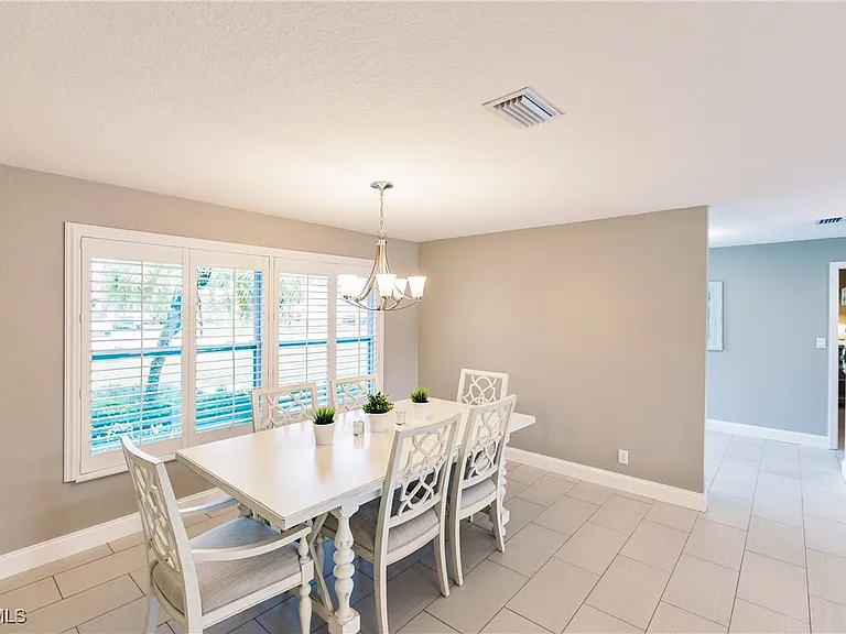 1424 Windsor Ct — Photo 13