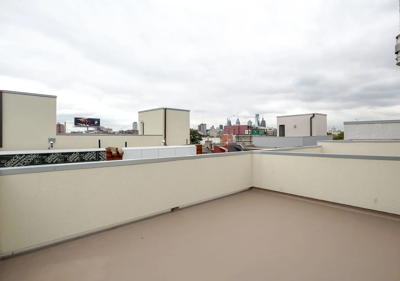 Northern Liberties Townhome with Garage — Photo 3