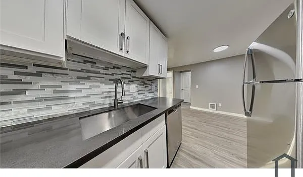 1105 S Woodlawn St — Photo 9
