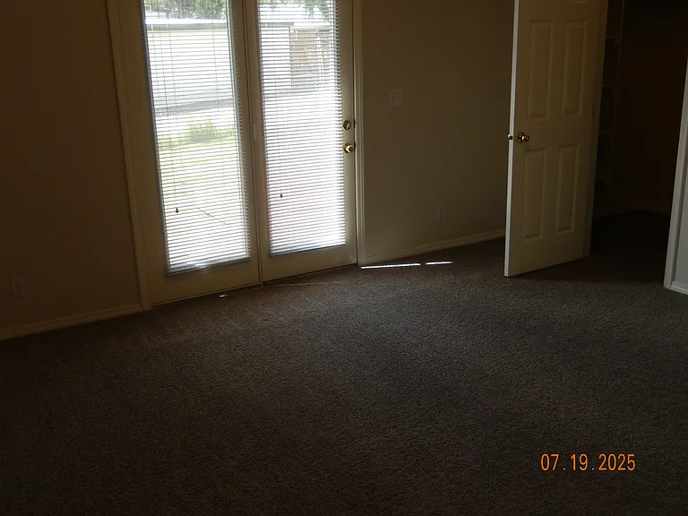 1975 N Dixie Ave — Photo 18