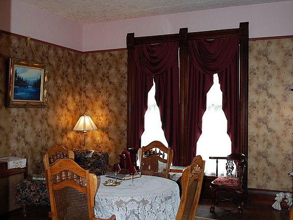 5th image of 902 E Water St