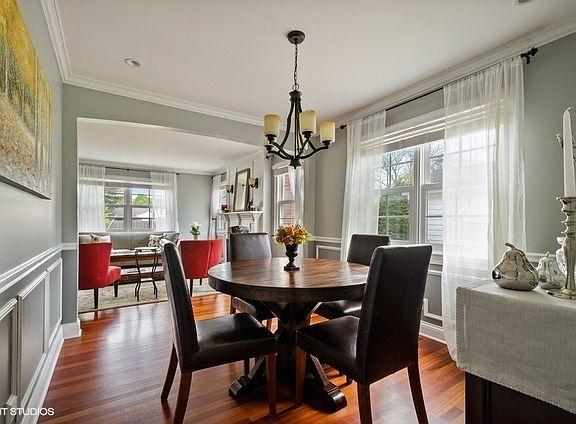 4th image of 2431 Wilmette Ave
