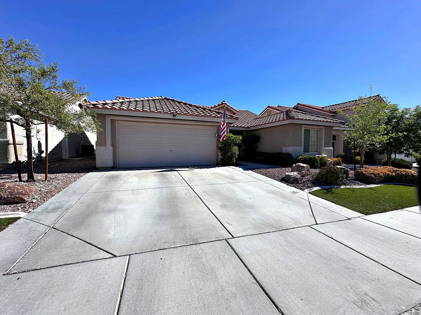 3 Bedroom Single Story Home In Centennial Hills Area — Photo 2