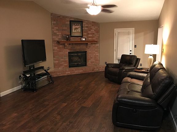 3rd image of 9572 Brentwood Blvd