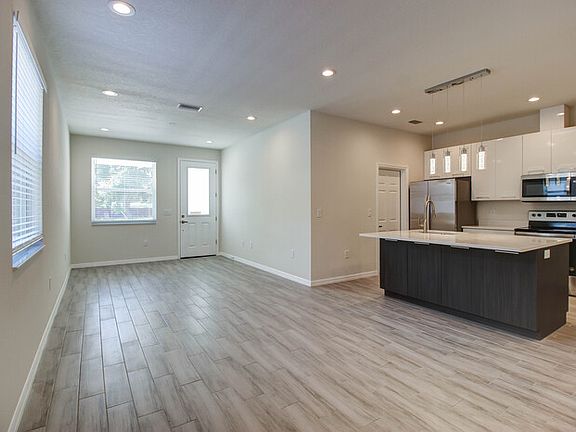 4th image of 4102 N Thatcher Ave #2