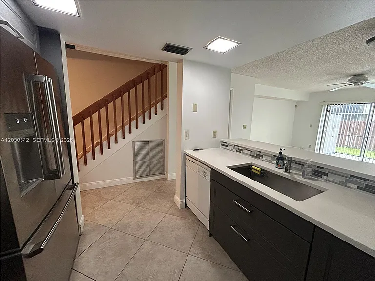4401 SW 70th Ter — Photo 5