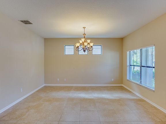 3rd image of 302 Dakota Hill Dr