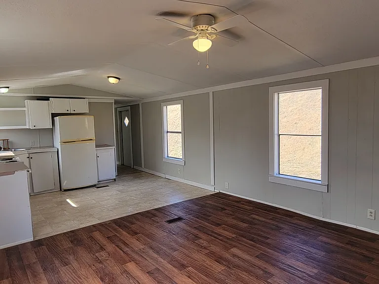 115 Linden Ln — Photo 2