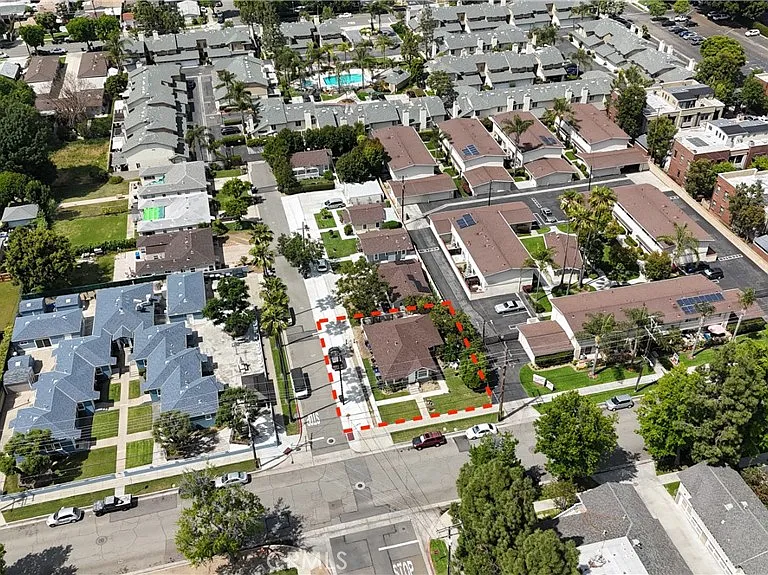 633 W Maple Ave — Photo 31