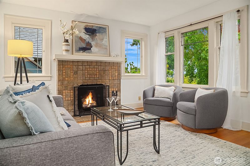 4th image of 2609 Queen Anne Avenue N