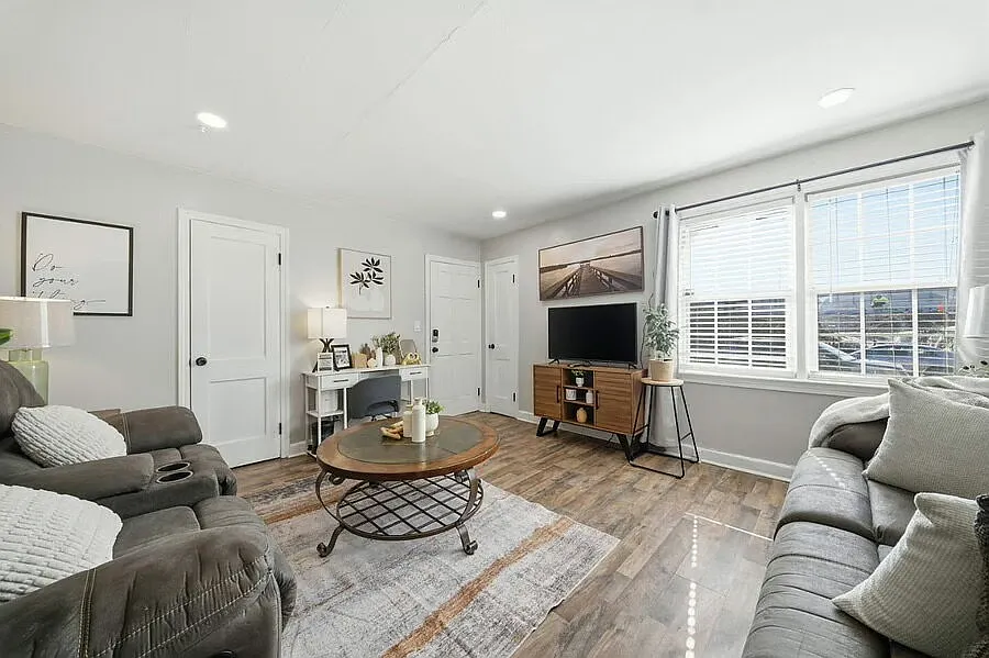 2 bed, 1.0 bath, 900 sqft, $2,300 — Photo 2