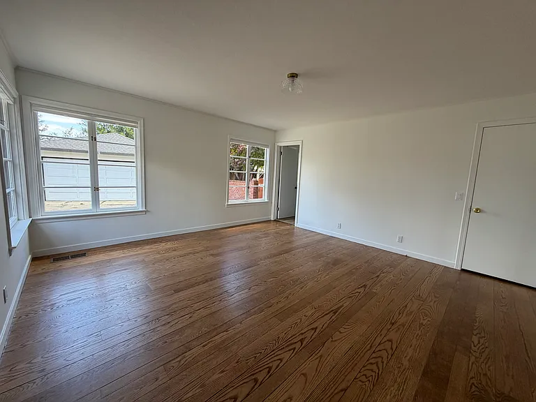 421 W Oakwood Blvd — Photo 9