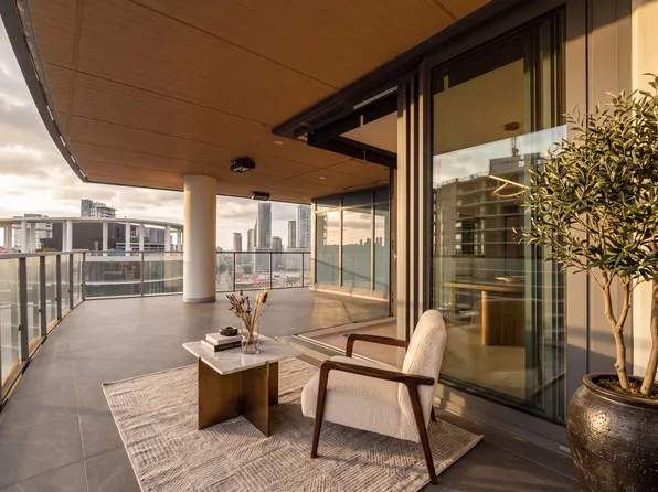 4890 Lougheed Hwy #1702, Burnaby, BC V5C 3Y6