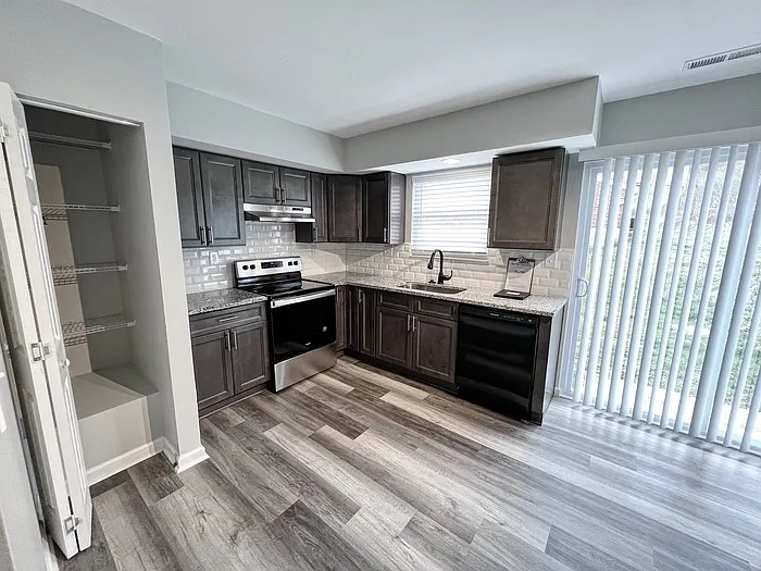 3 bed, 1.0 bath, $1,500 — Photo 2