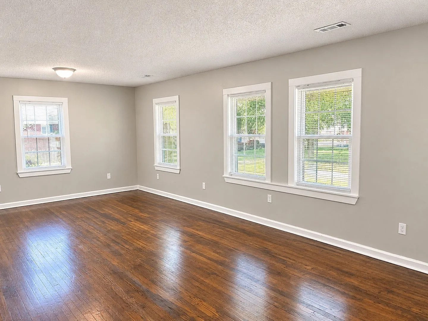 3 bed, 1.0 bath, 1470 sqft, $1,350 — Photo 3