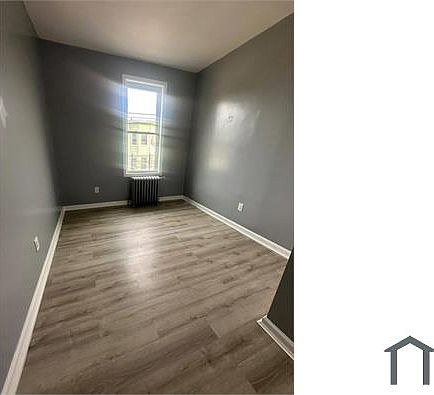 5th image of 215 Edwards Pl