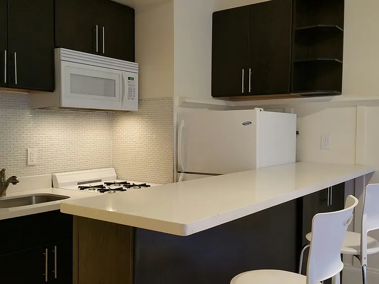Sutter House Apartments — Photo 14