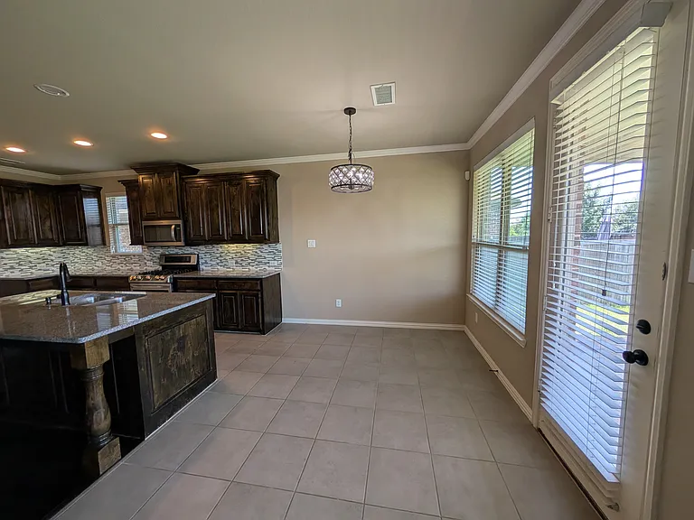 591 Deverson Dr — Photo 8