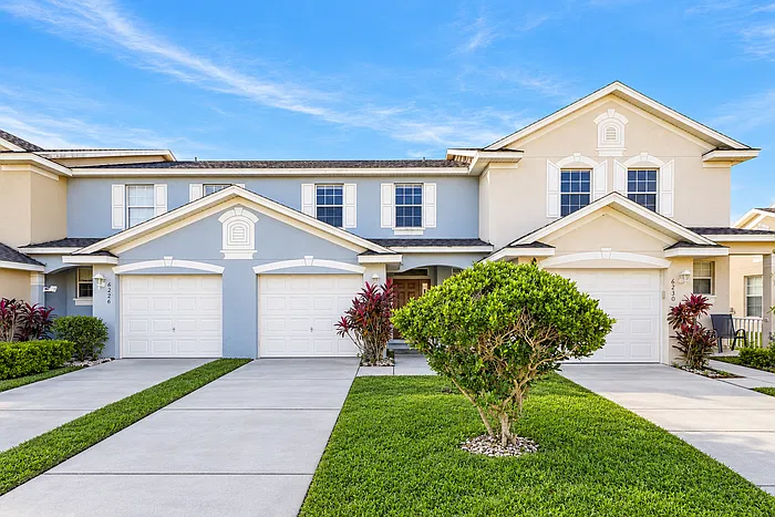 3 bed, 2.5 bath, 1387 sqft, $1,995 — Photo 1