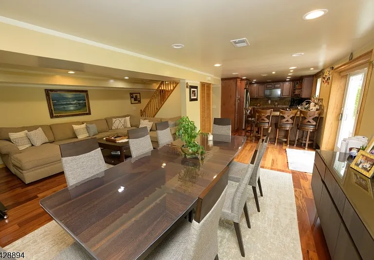 487 Macarthur Ave — Photo 22