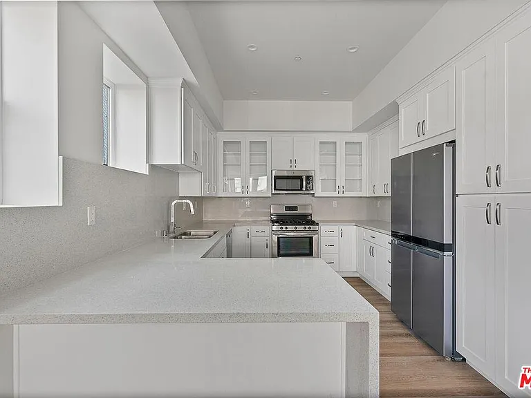 3521 Cahuenga Blvd W — Photo 4