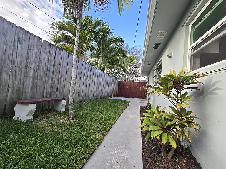 1021 SW 32nd Ct #1-2 — Photo 9