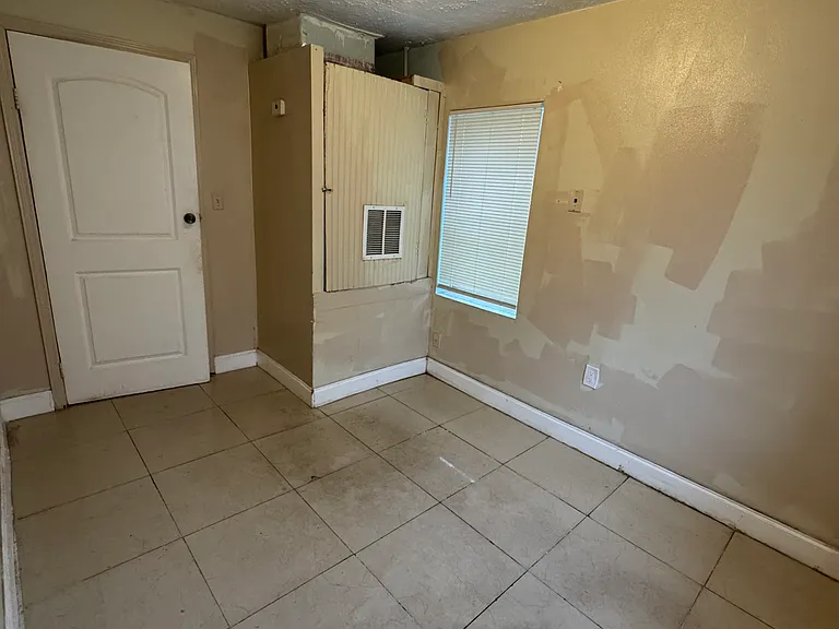 1510 Avenue H — Photo 5