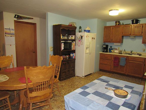 Kitchen/dining area w/wo wood stove