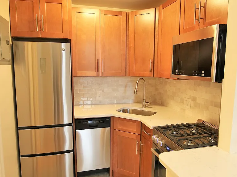 331 W End Ave #3R — Photo 4