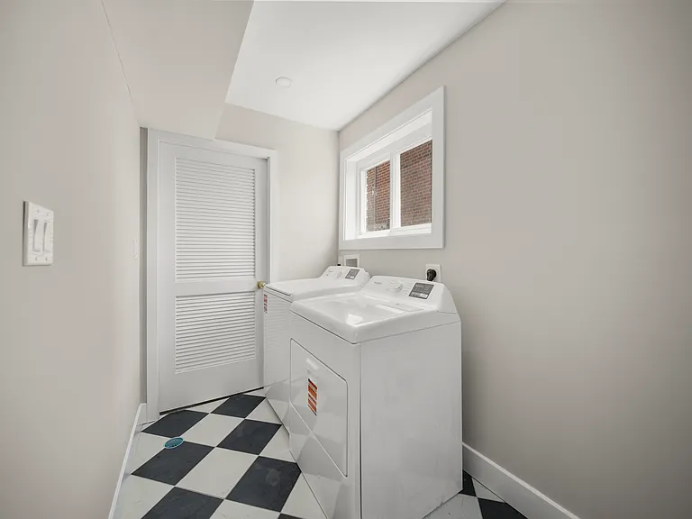 1630 Benson St #1 — Photo 13