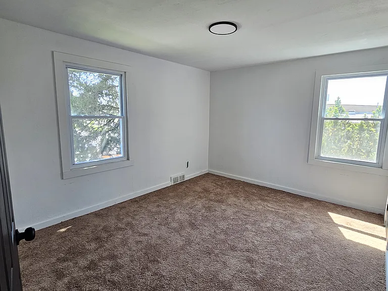 4001 E Outer Dr — Photo 9